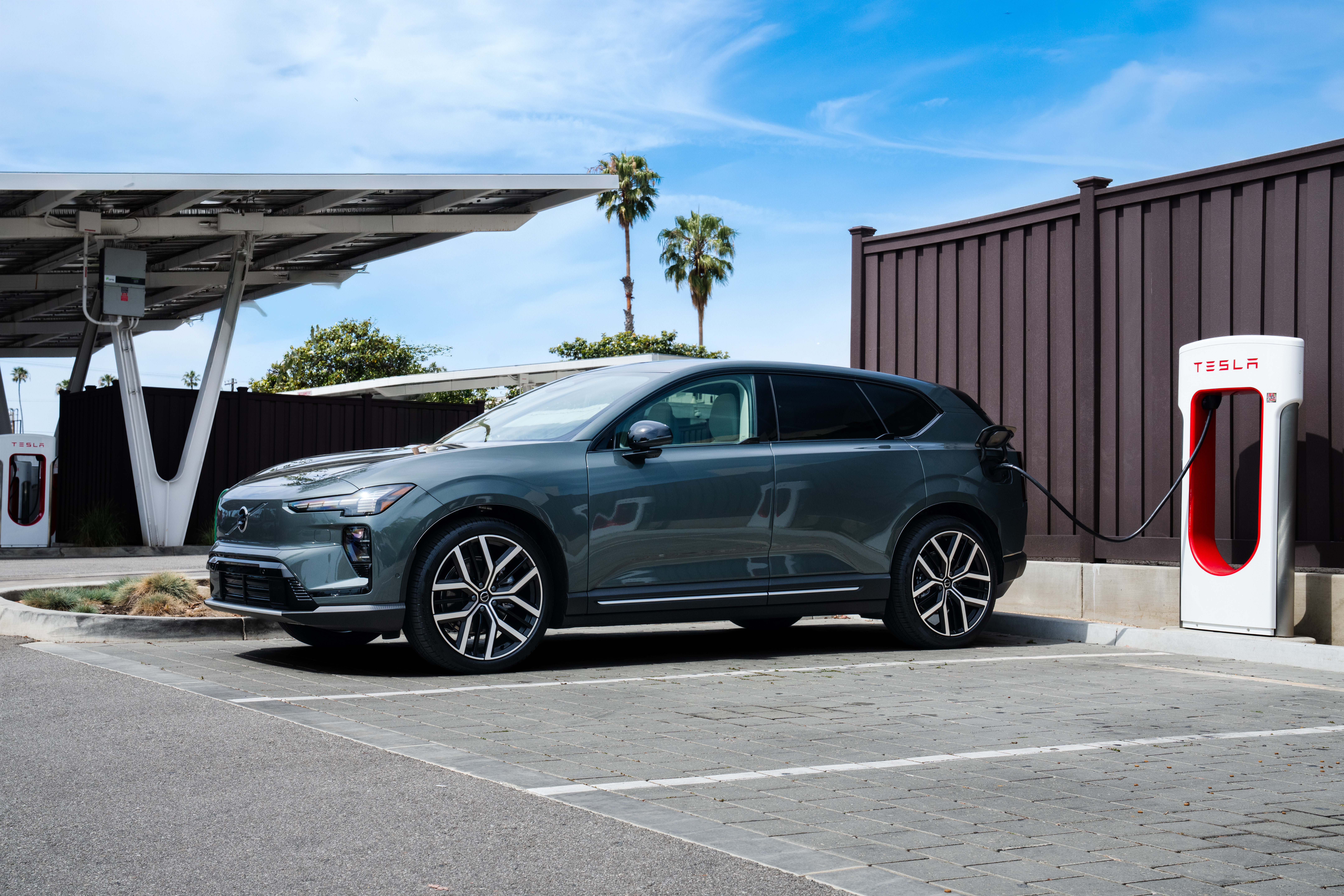 Sạc nhanh giờ đây càng dễ dàng hơn đối với người lái xe Volvo chạy hoàn toàn bằng điện.