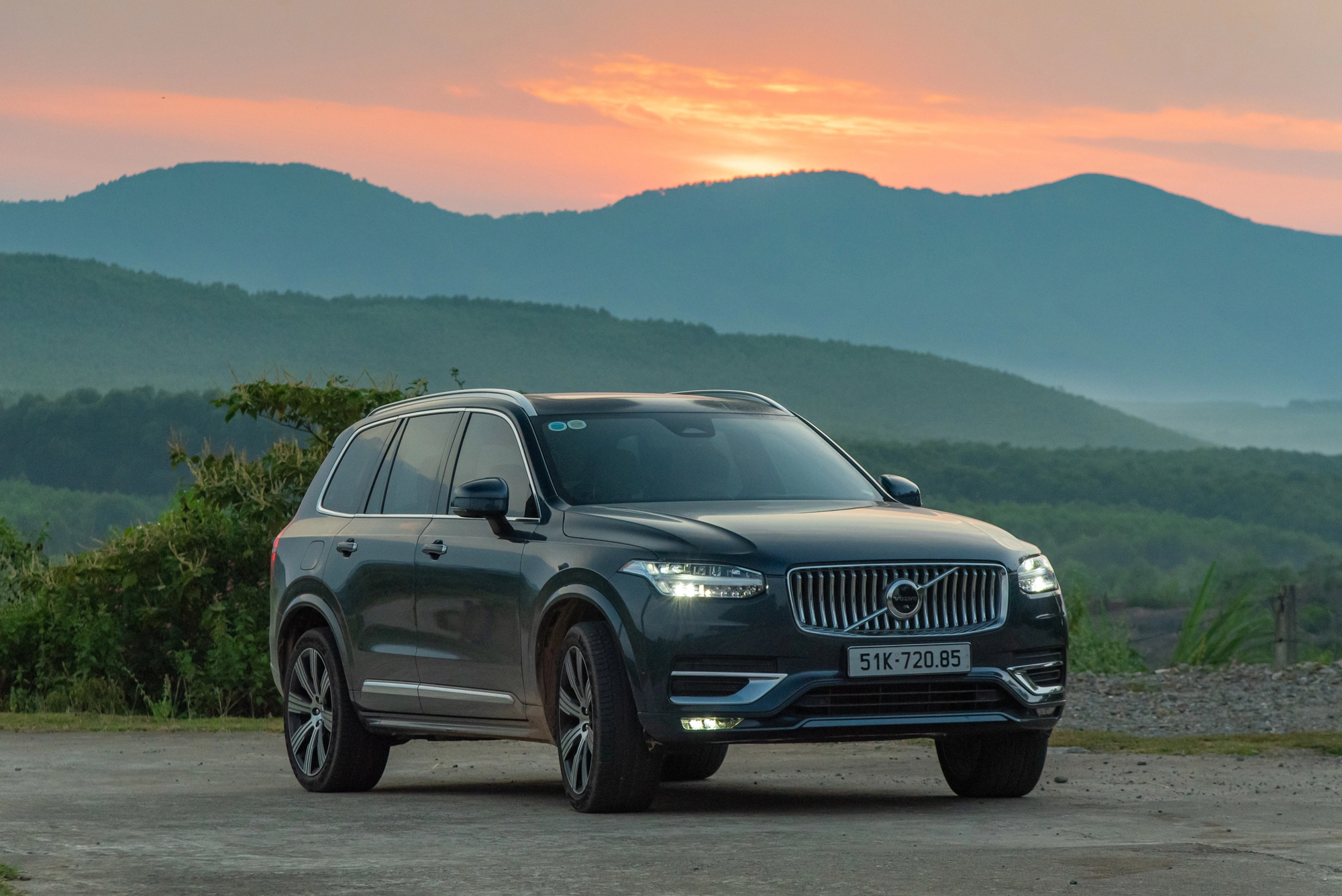 Vợ chồng diễn viên Lê Khánh - Tuấn Khải: 'Mua xe Volvo là mua sự an toàn cho gia đình'