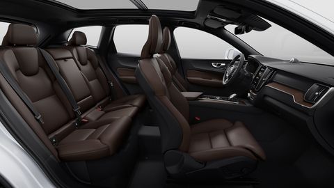 Ghế ngồi bọc da Nappa màu nâu, kết hợp với nội thất ốp vân nâu trên Volvo XC60 2023