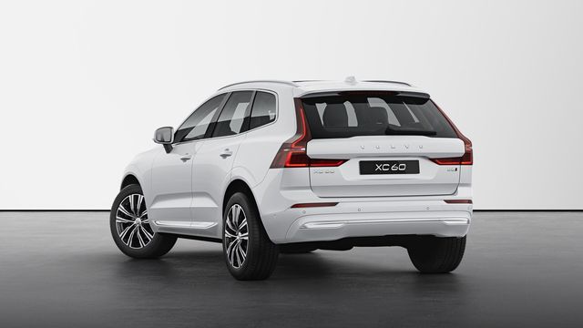 Đuôi xe Volvo XC60 2023 vẫn giữ được vẻ bề thế và thể thao