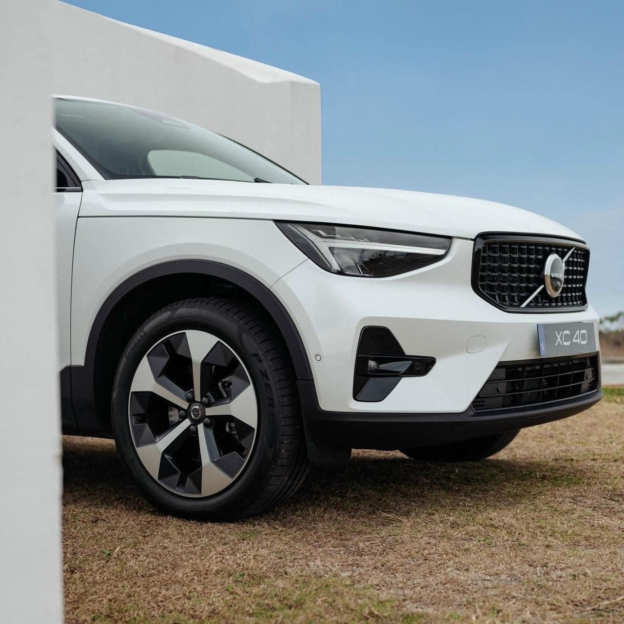 Đầu xe Volvo XC40 2023 mang nhiều điểm nhận diện các đàn anh trước đây