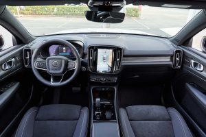 Không gian nội thất Volvo XC60 2023 cũng khá tương đồng các đàn anh