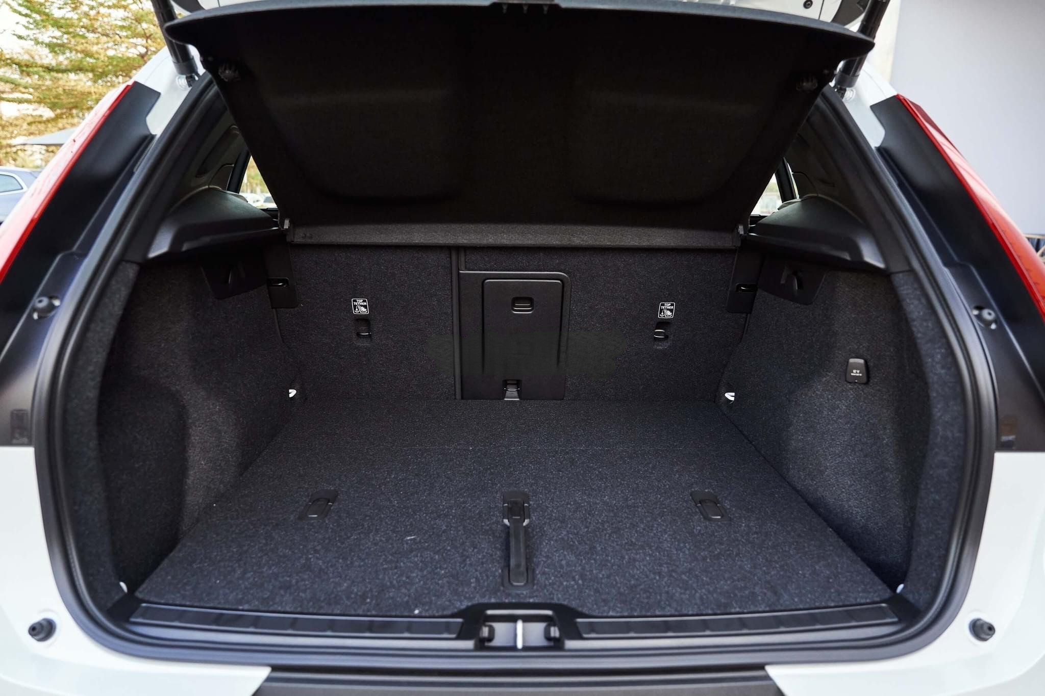 Volvo XC40 2023 có khoang hành lý mở rộng lên đến 1.336 lít