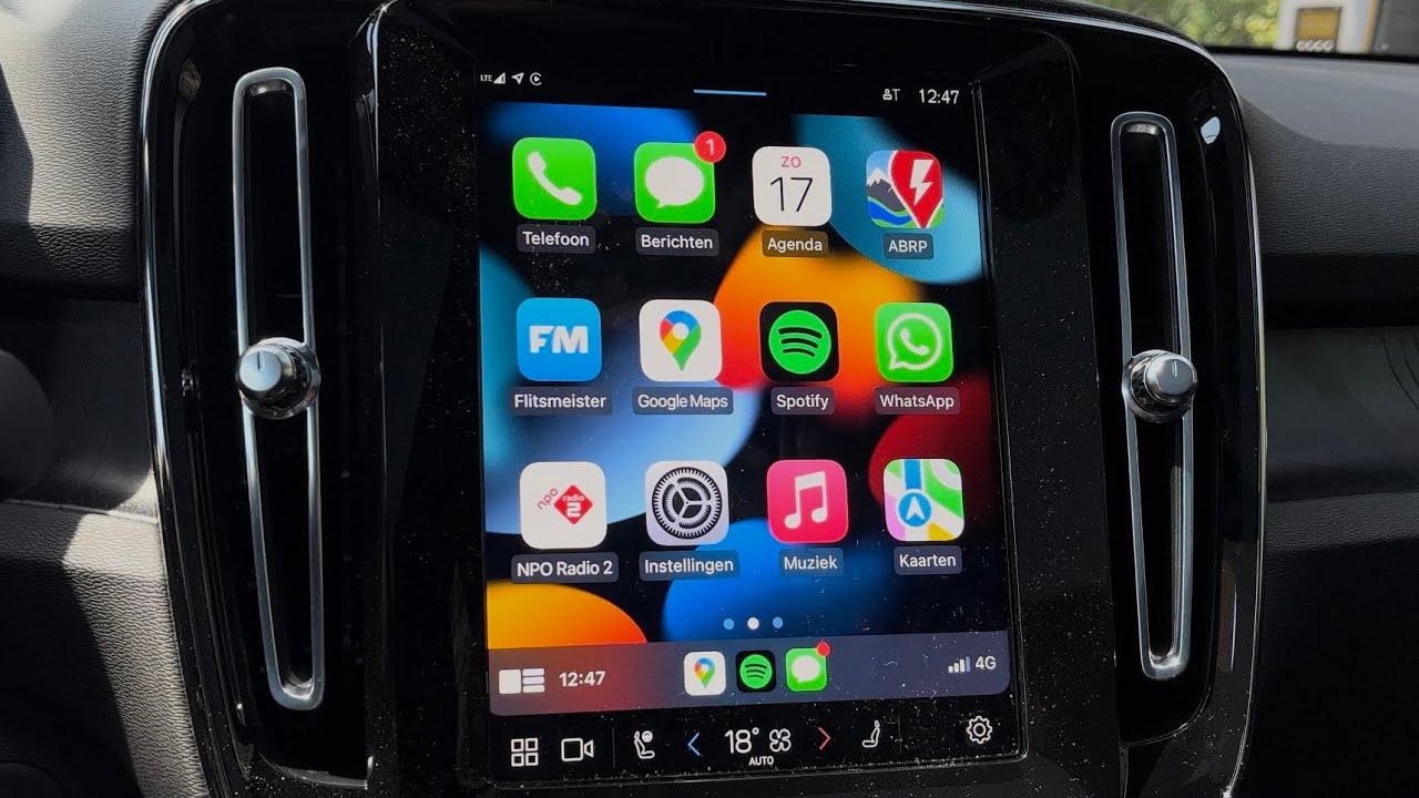 Volvo XC40 2023 cũng trang bị màn hình cảm ứng 9 inch có kết nối Apple Car Play